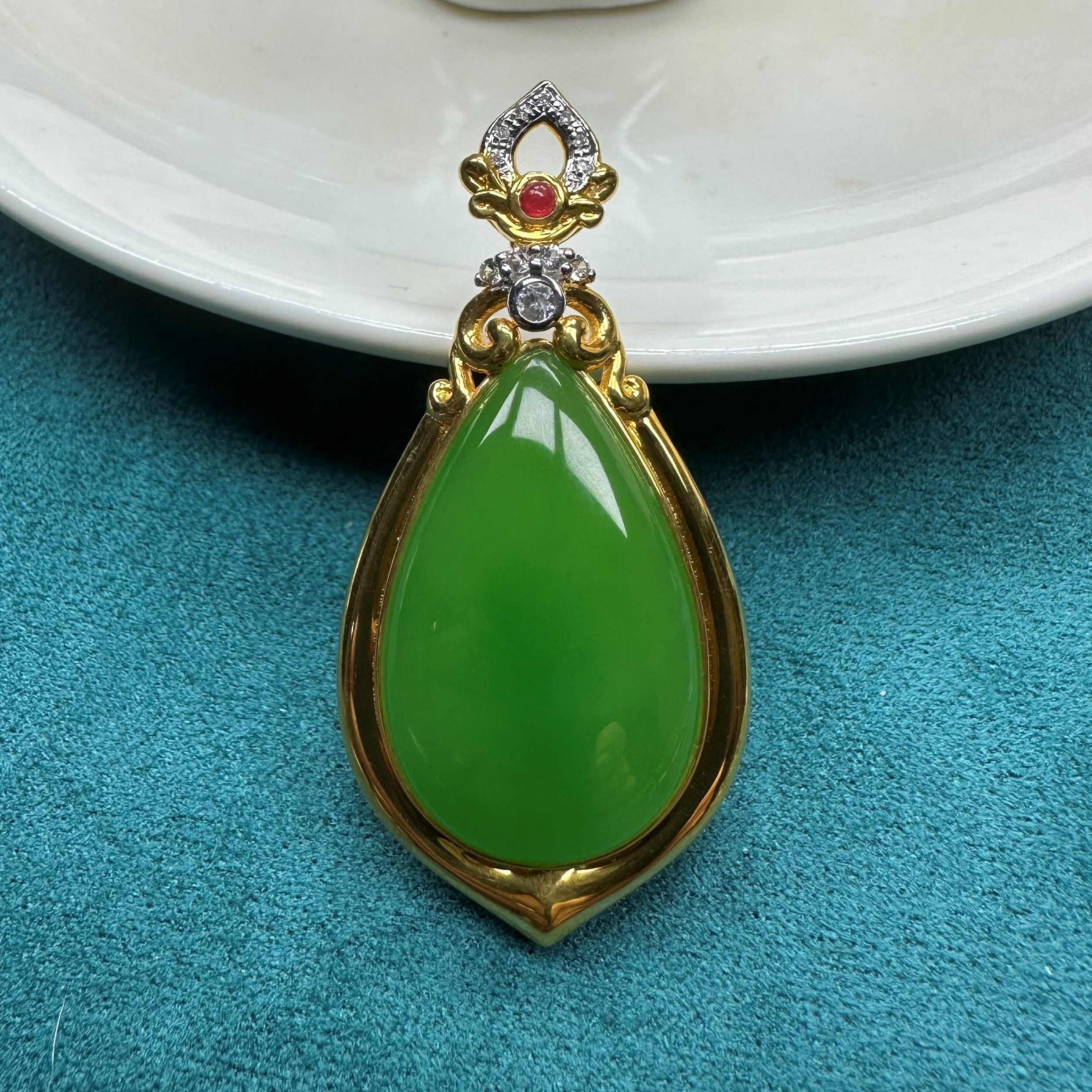 俄料碧玉藏品级苹果绿水滴（裸石17*27mm）18K金镶嵌吊坠绿色时尚