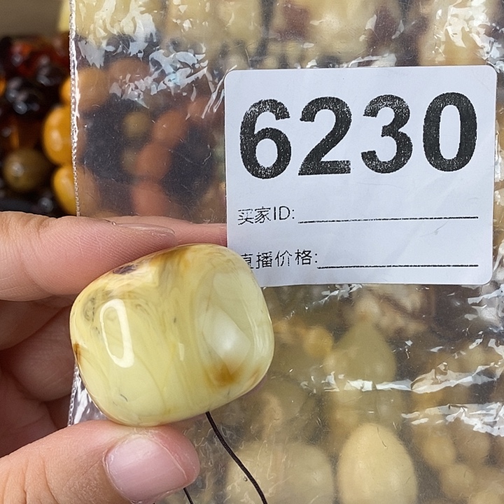 蜜蜡未镶嵌珠宝奇石