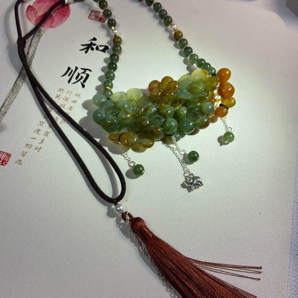 精品花玉红蓝俏色大梅花挂件