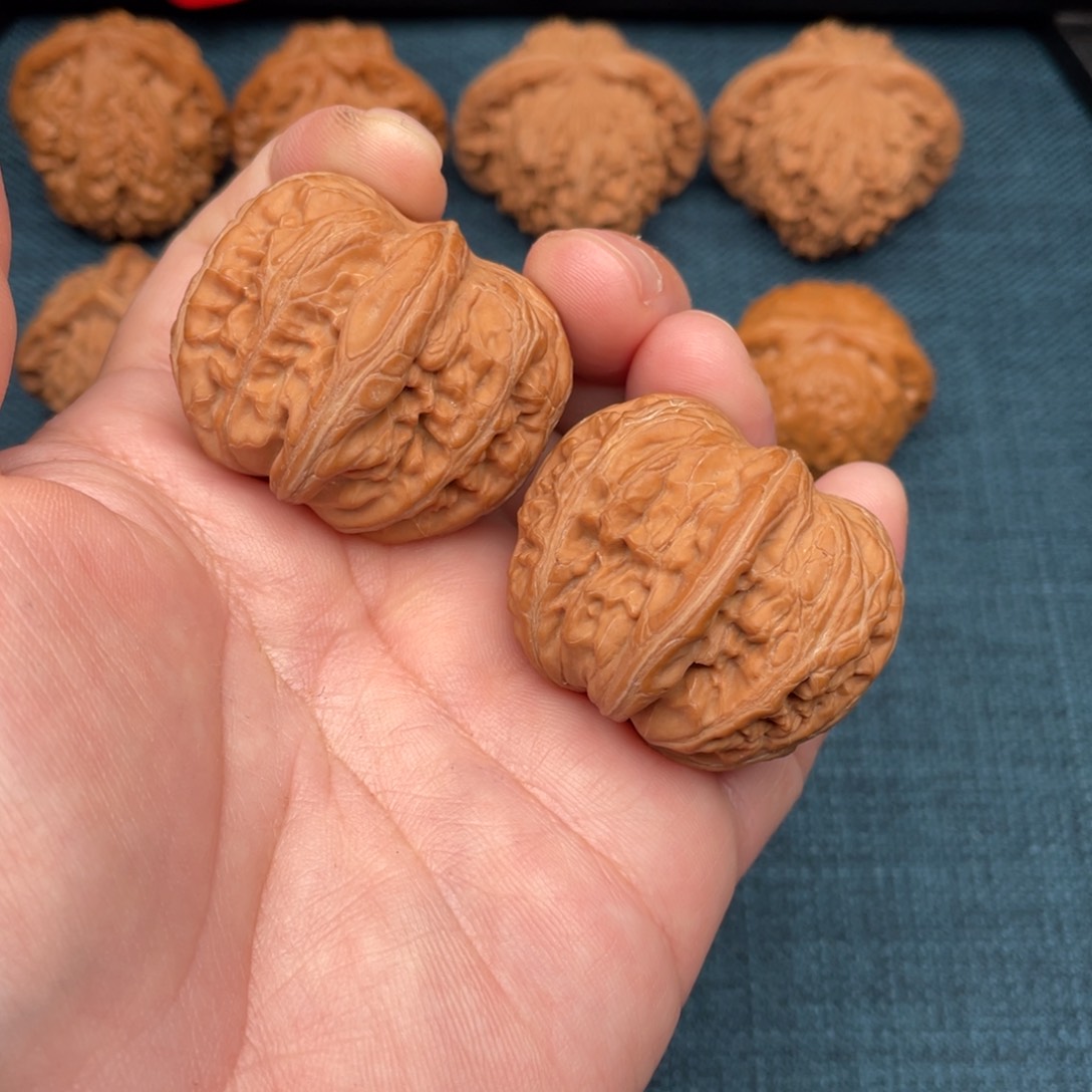 文玩核桃把件全品红皮元宝40