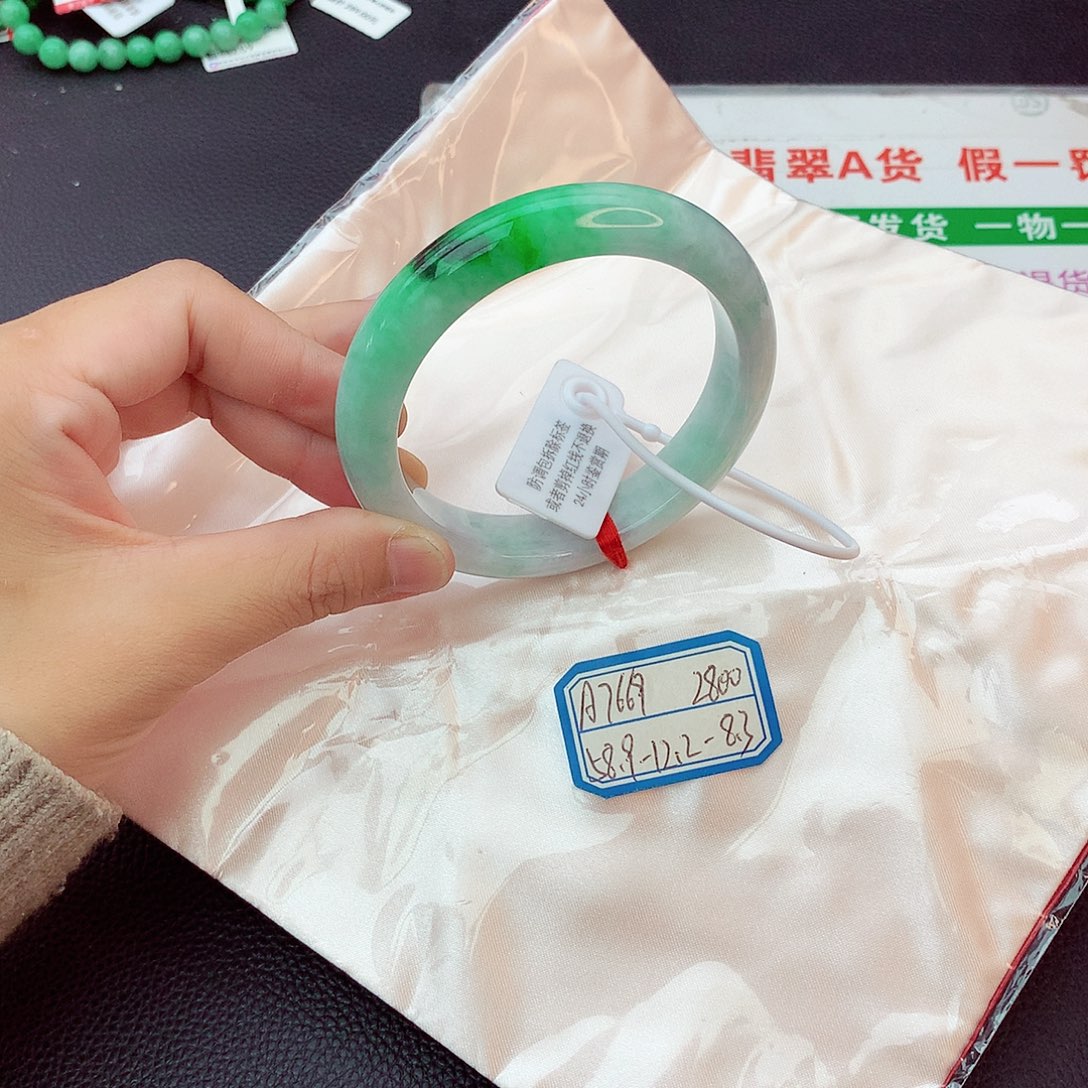 翡翠手镯未镶嵌翡翠