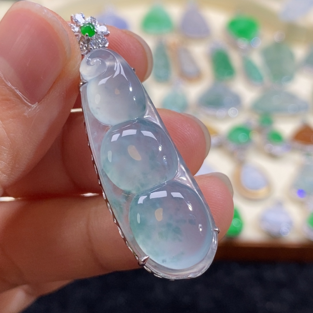 翡翠18K金镶嵌颈饰