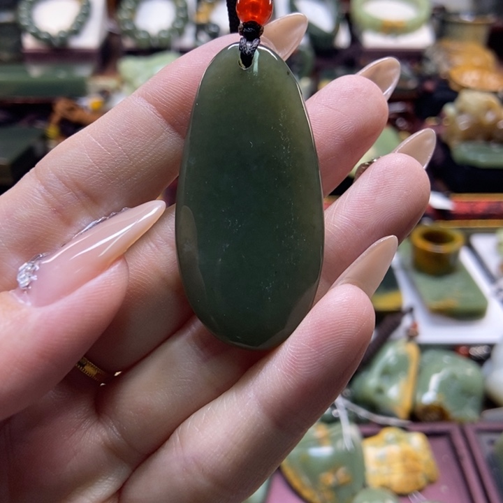 颈饰未镶嵌岫岩老玉（透闪石质玉）