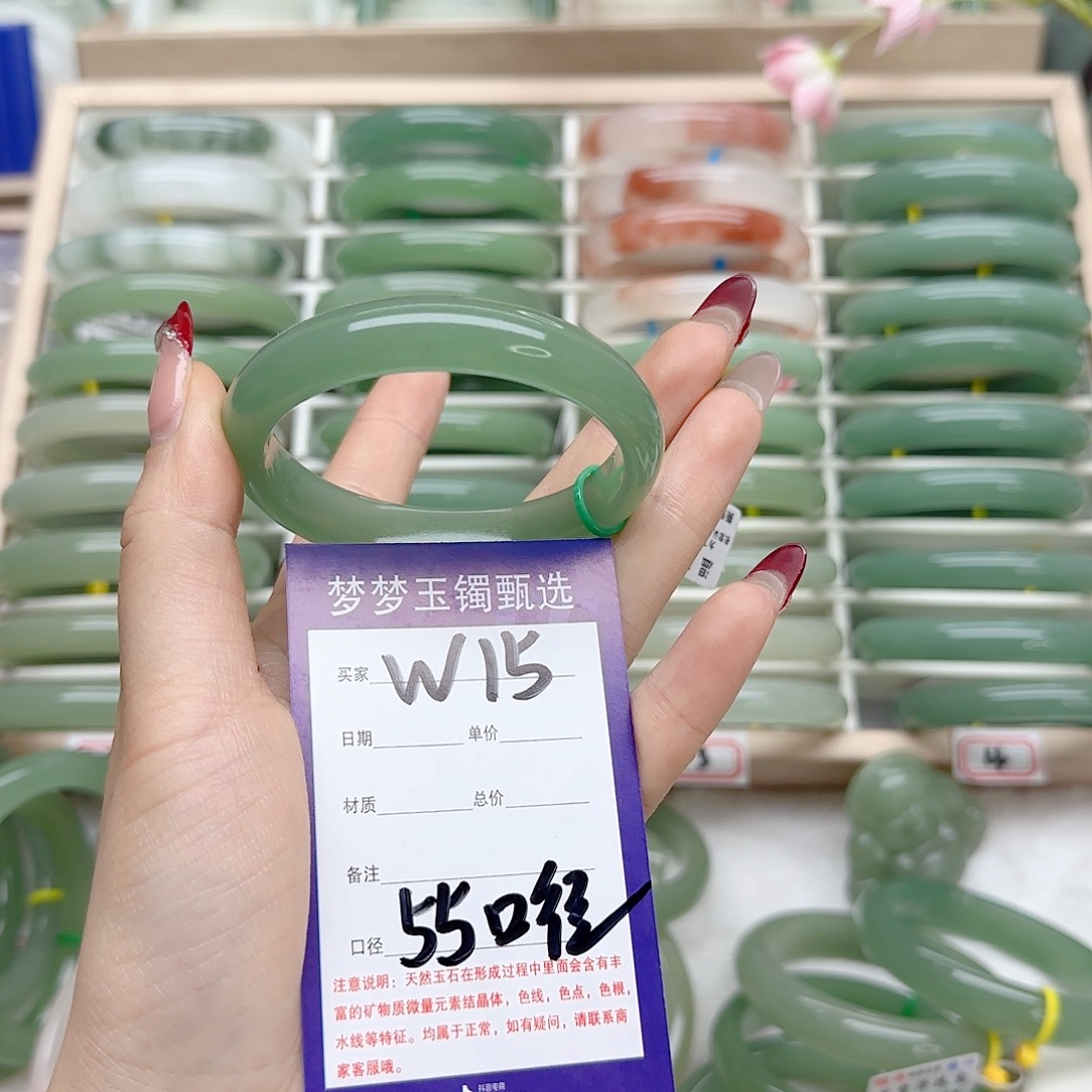 石英质玉手镯未镶嵌?