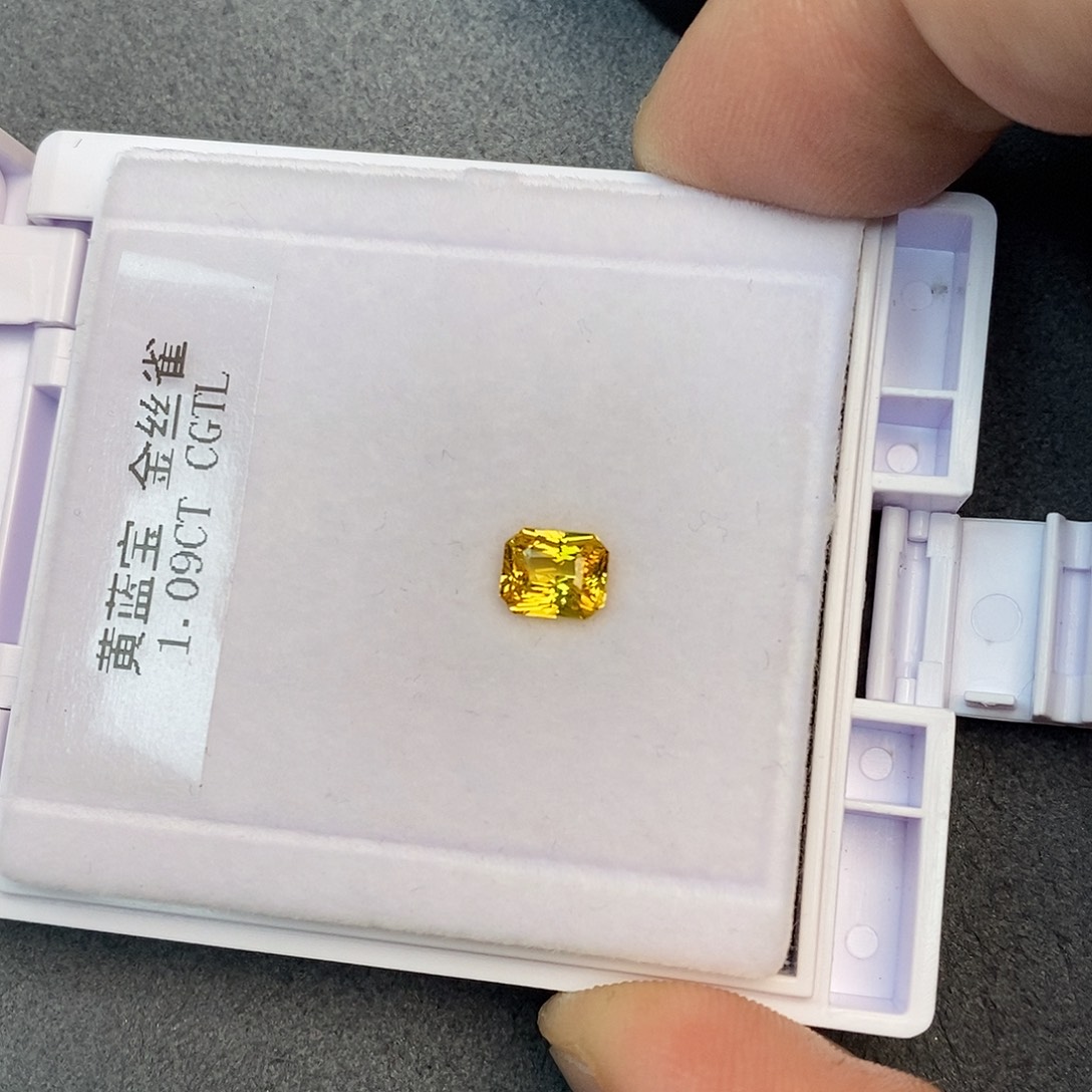 攀***收彩色蓝宝石裸石1.09ct 