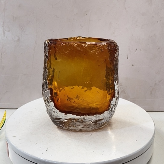 琉璃花瓶高15厘米口径9厘米
