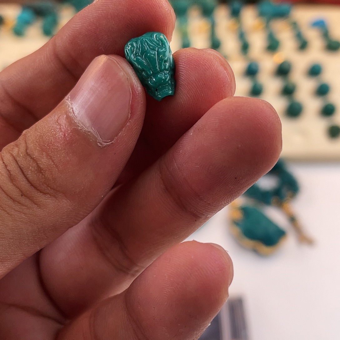 绿松石未镶嵌颈饰