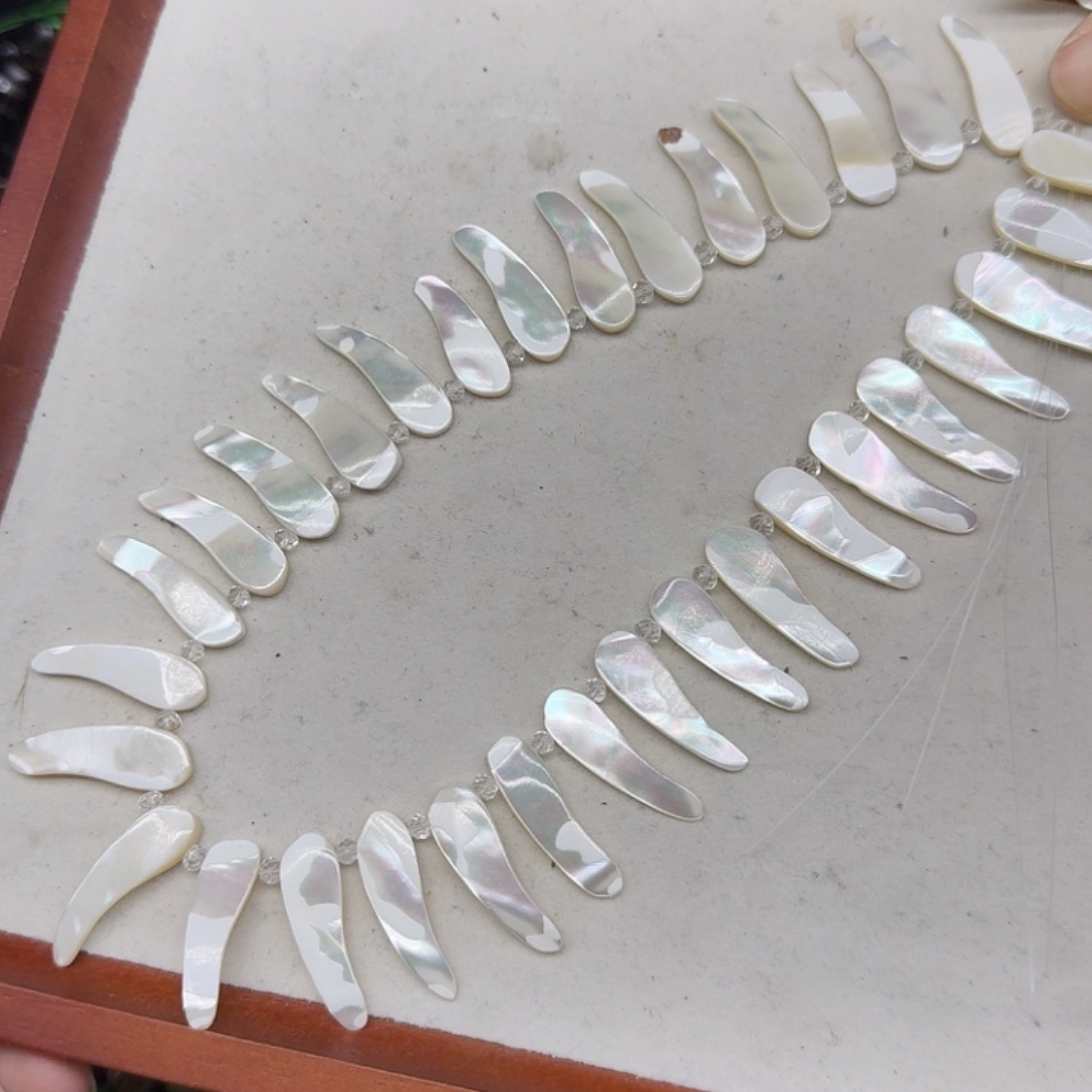 水晶珠宝半成品未镶嵌白蝶贝逗号一条