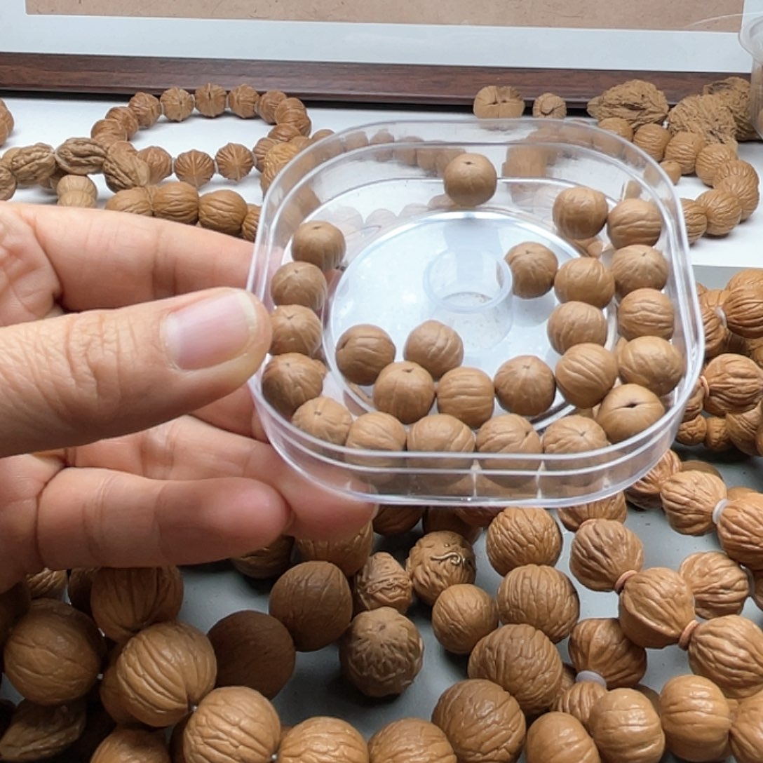 核桃遂****帅老树猴头手串1.0