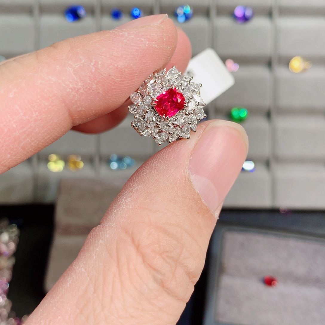 红宝石戒指18K金镶嵌1.01ct 无烧鸽血红红宝石戒指