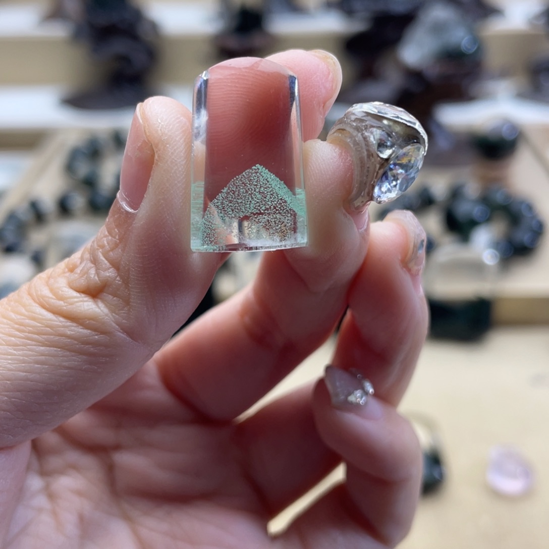 未镶嵌颈饰水晶翠幽灵金字塔吊坠