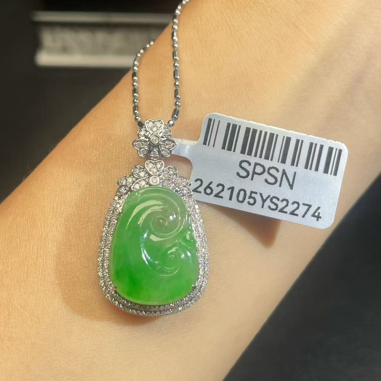 18k金镶嵌缅甸A货翡翠(不含链)