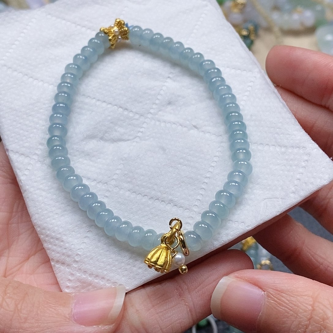 翡翠颈饰未镶嵌反**?闪