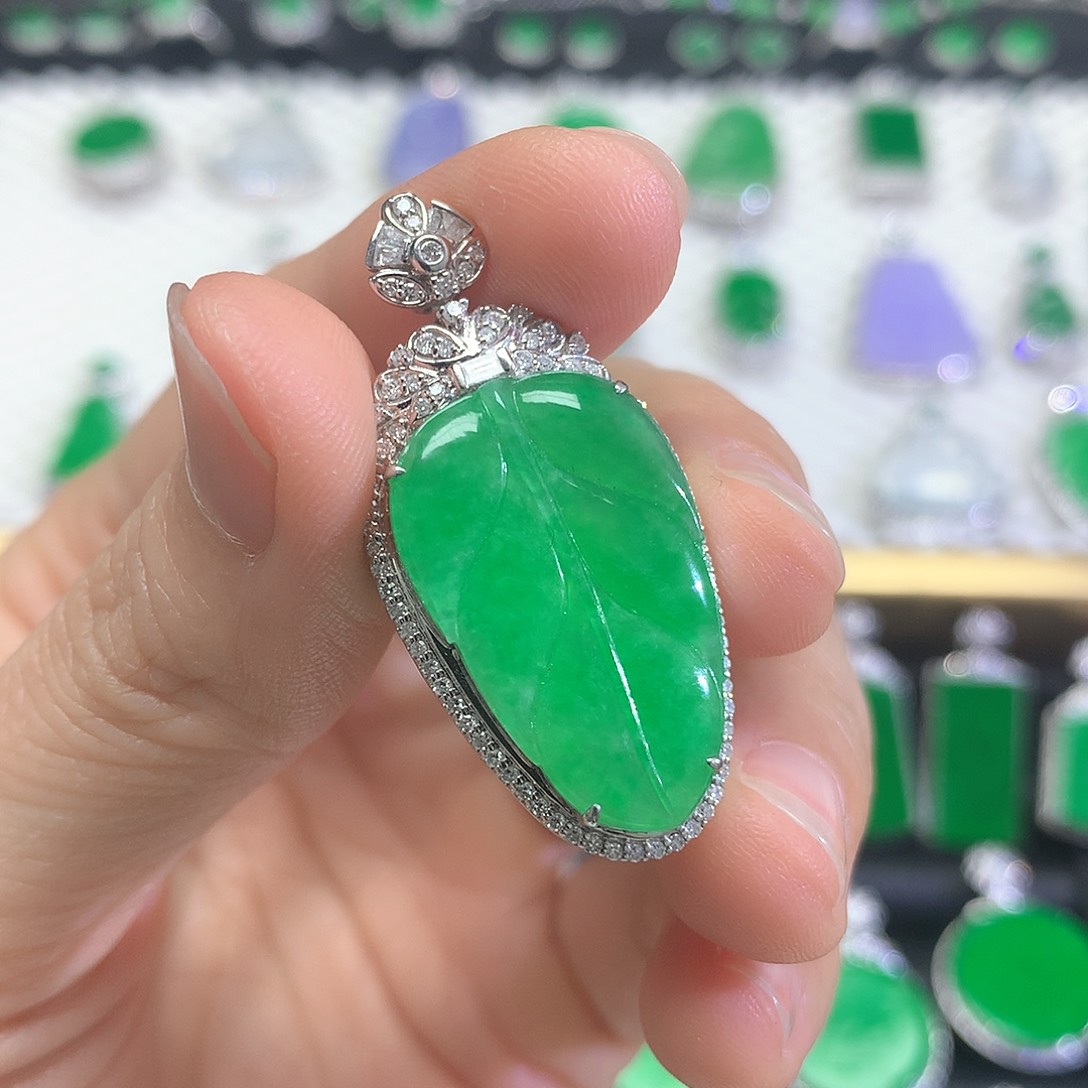 颈饰18K金镶嵌翡翠草**子吊坠