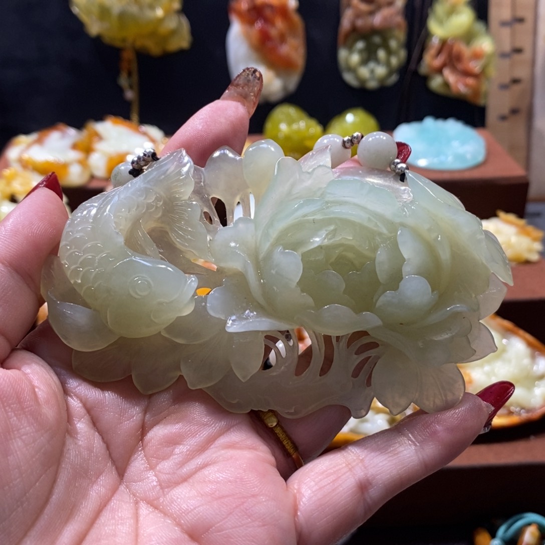 蛇纹石玉颈饰未镶嵌