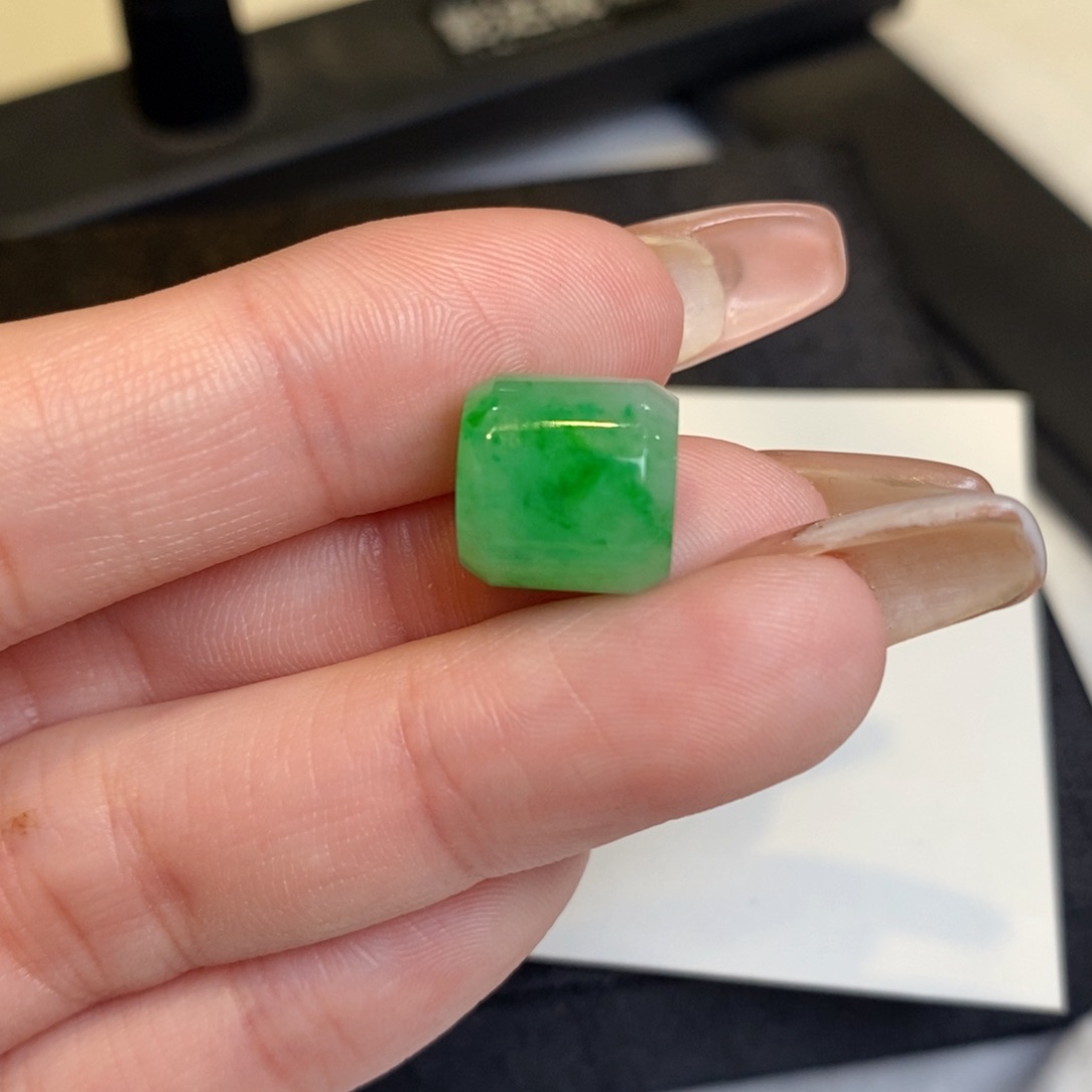 翡翠颈饰未镶嵌路路通