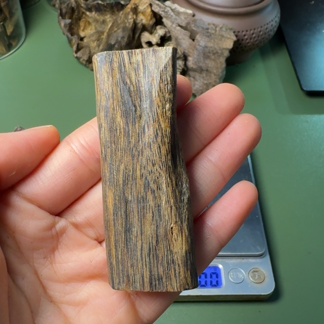 沉香手把件玲*?海南张勺子定制牌块料12克