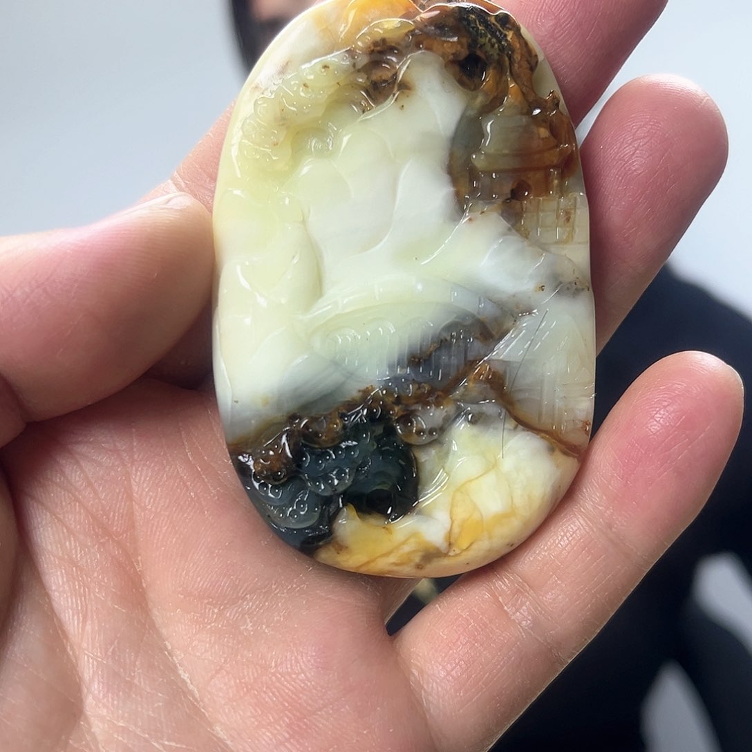 蛇纹石玉颈饰未镶嵌