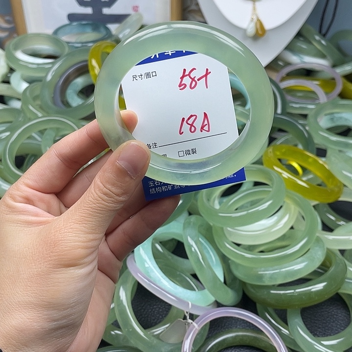 蛇纹石玉未镶嵌手镯