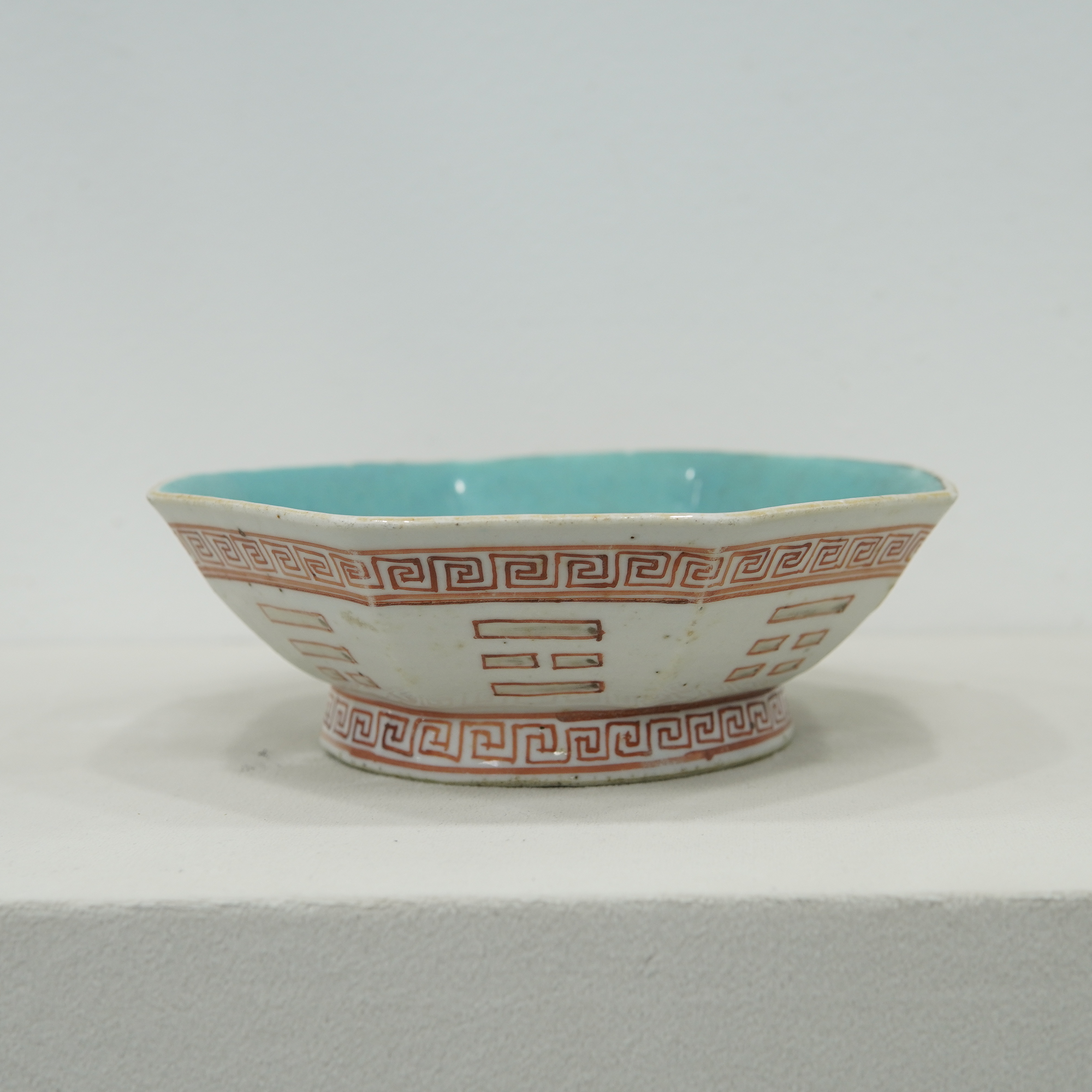 XG00097矾红卦纹八方贡碗