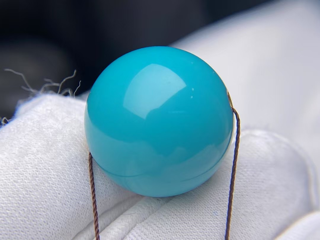 原矿高瓷绿松石圆珠尺寸17.3mm，重6.9克（036）