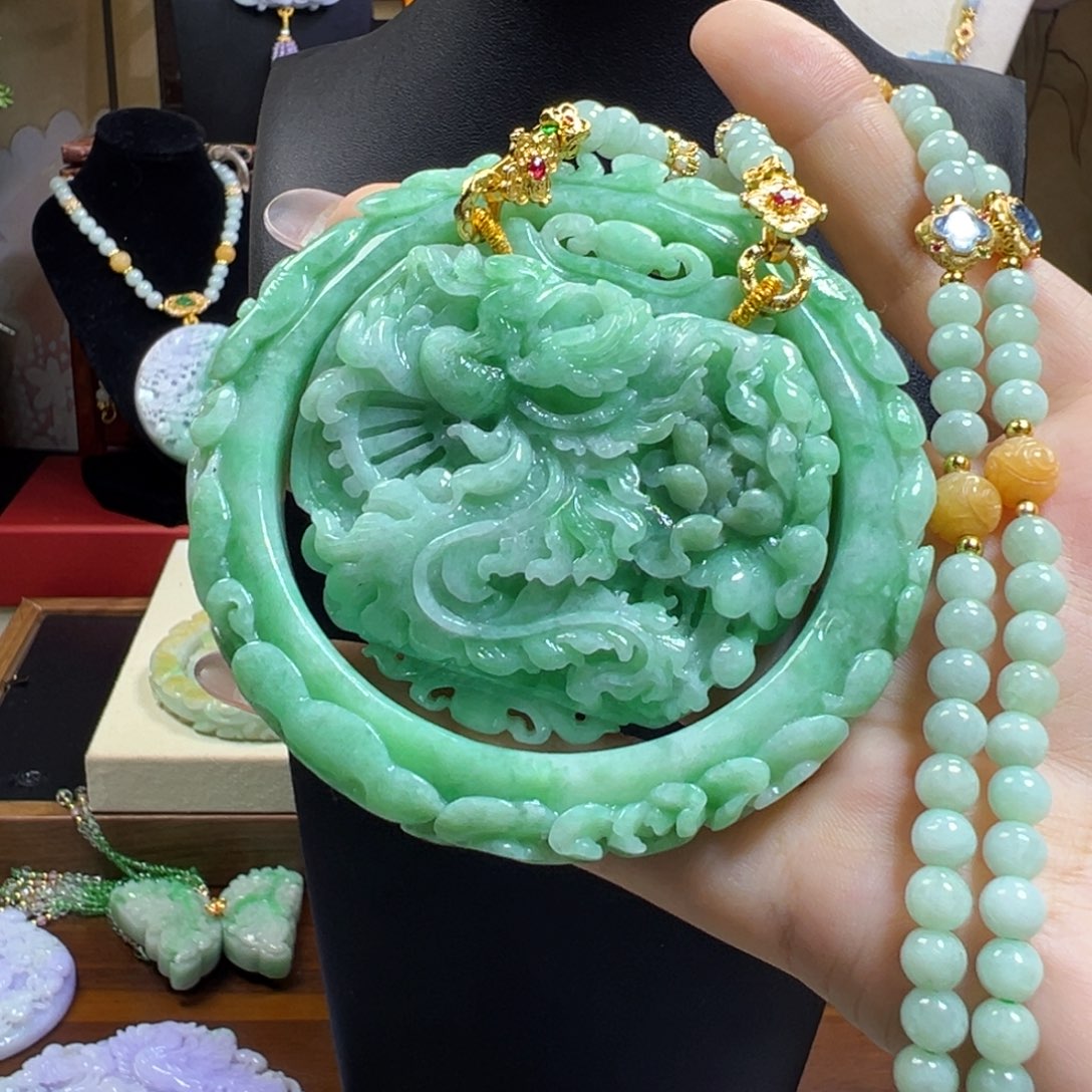 翡翠未镶嵌颈饰满绿套镯