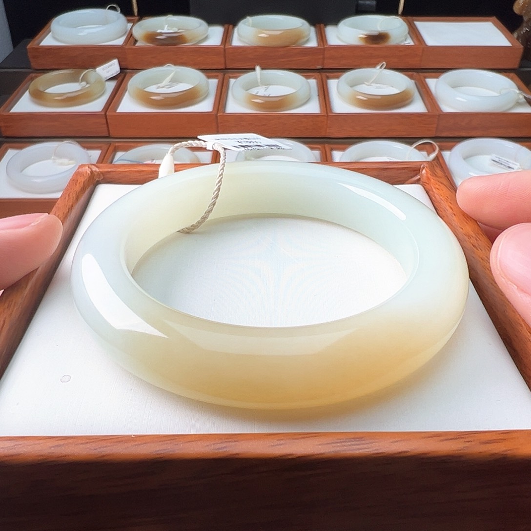 和田玉手镯未镶嵌