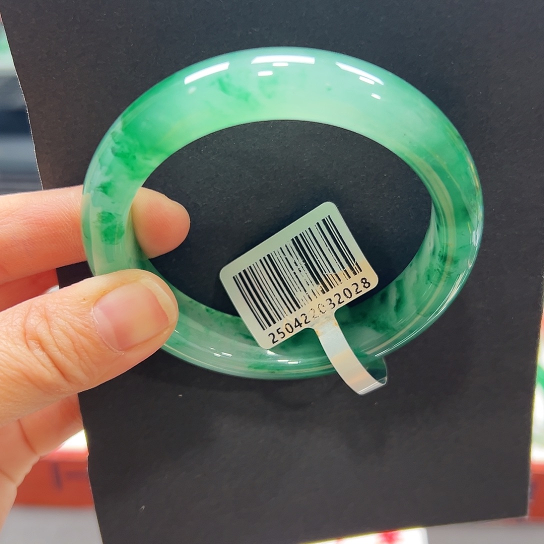 妮***妮石英质玉（非洲翠）未镶嵌手镯