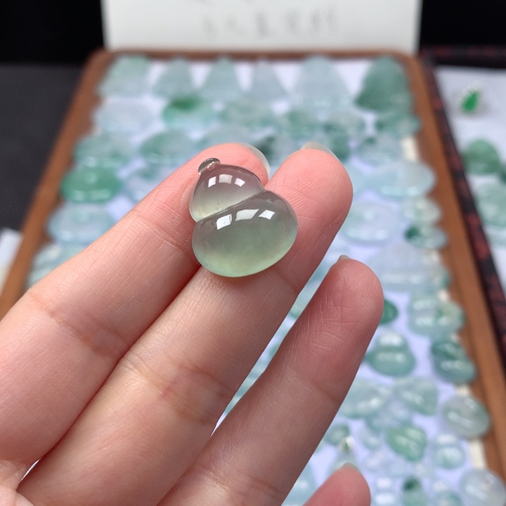 颈饰未镶嵌翡翠冰种晴底葫芦