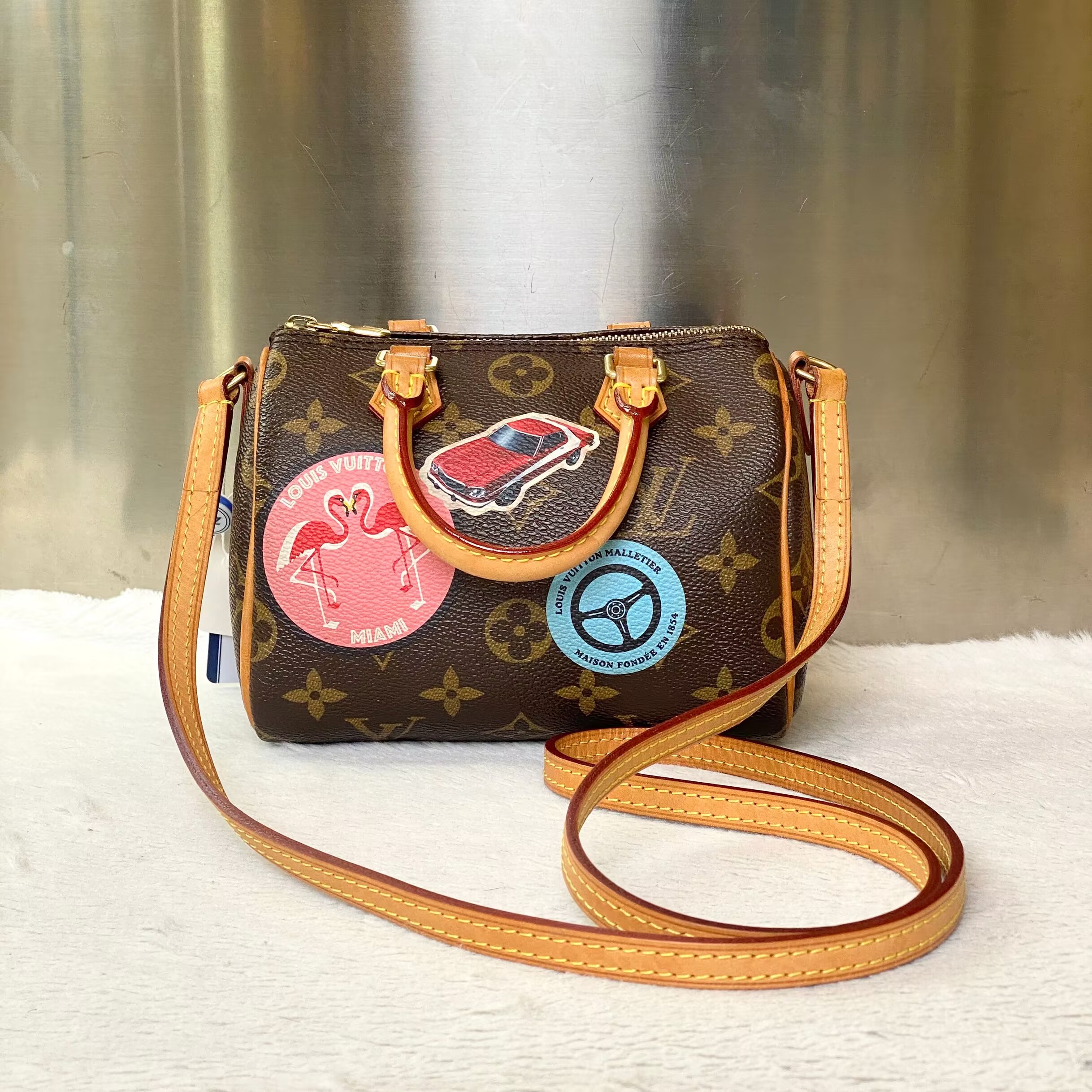 99新 LouisVuitton/路易威登 古有98新LV徽章枕头nano斜挎包8087
