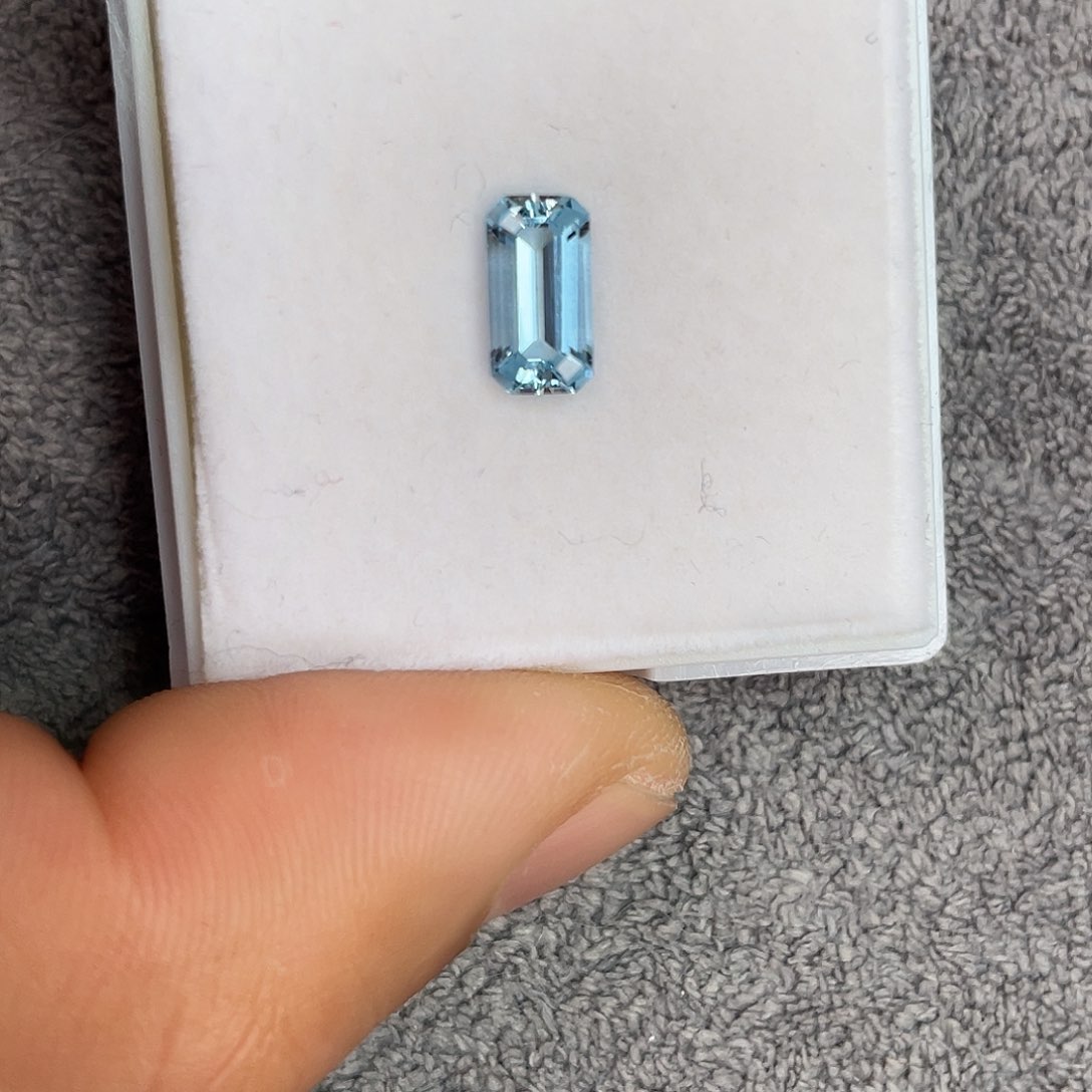 海蓝宝石裸石未镶嵌1.44Ct。