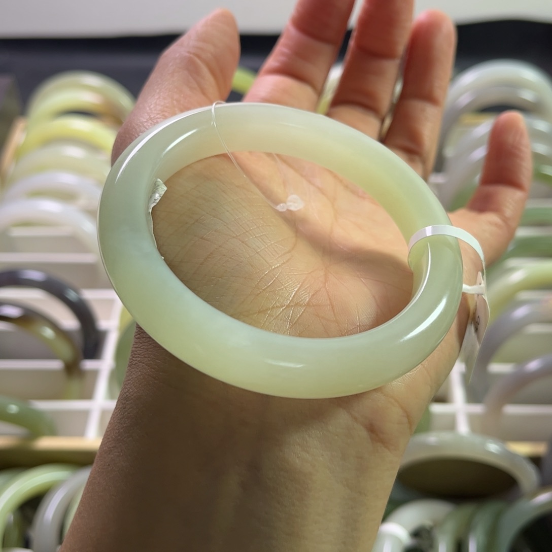 和田玉手镯57.8圈 未镶嵌