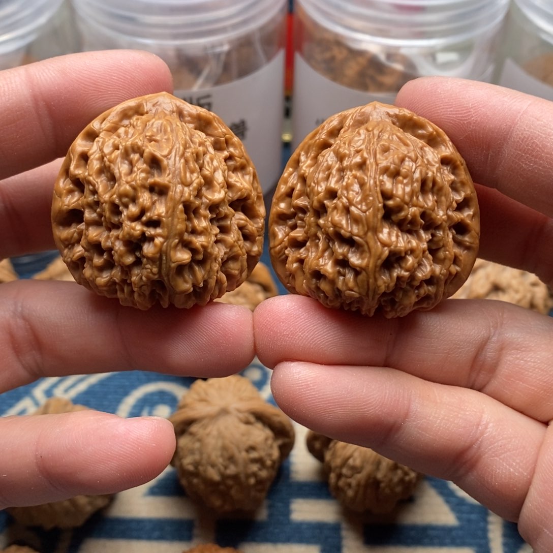 核桃把件3.8cm精修打底南疆石