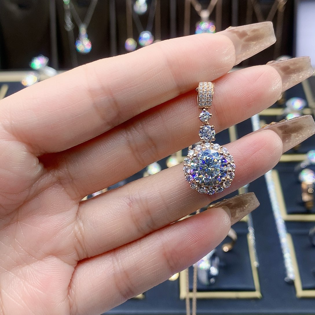 合成碳硅石（莫桑石）吊坠(不含链)18K金镶嵌微*?