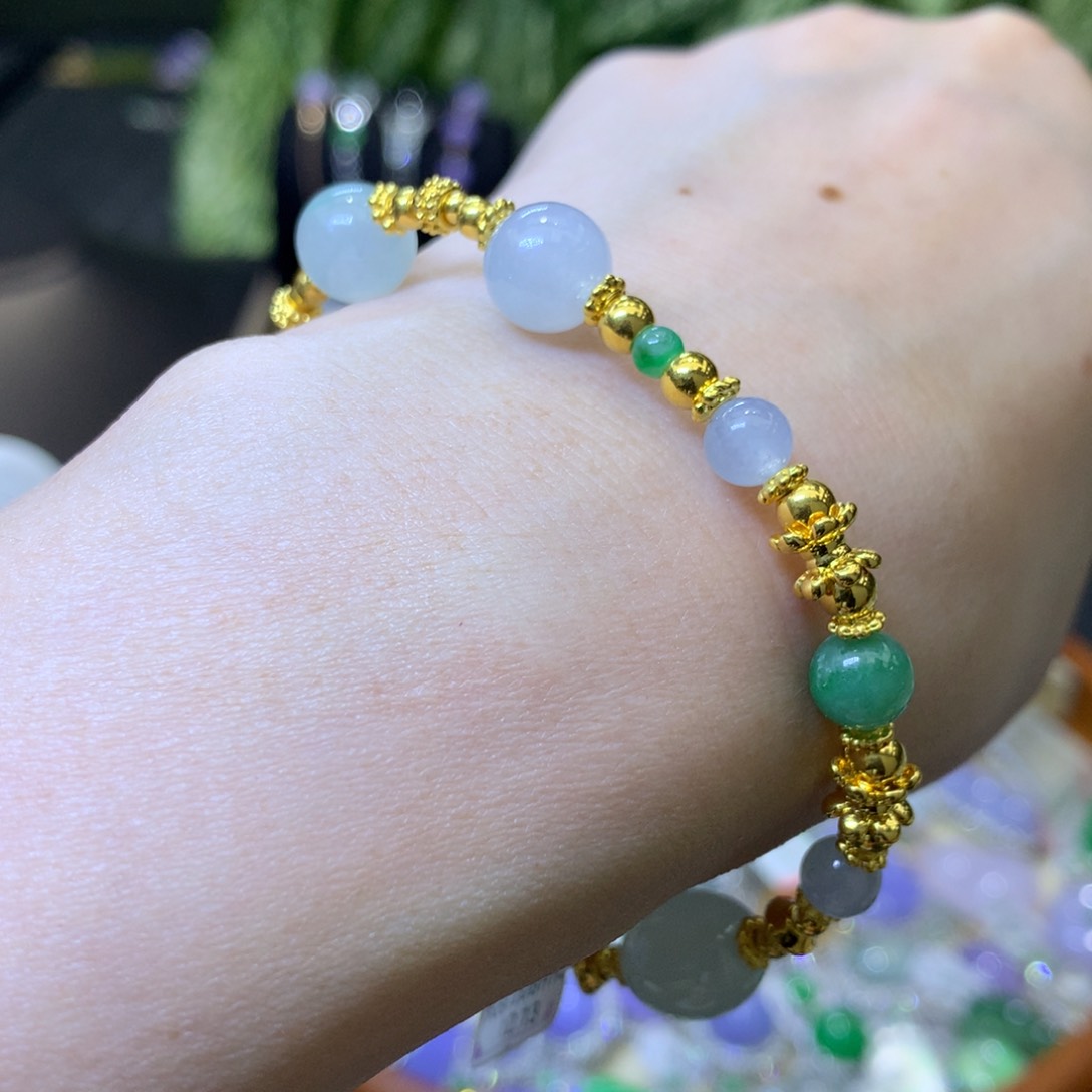 颈饰足金镶嵌翡翠