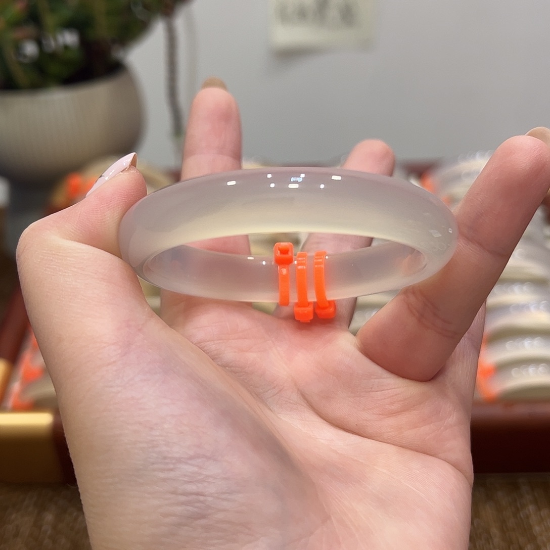 很***塞玛瑙/玉髓未镶嵌手镯