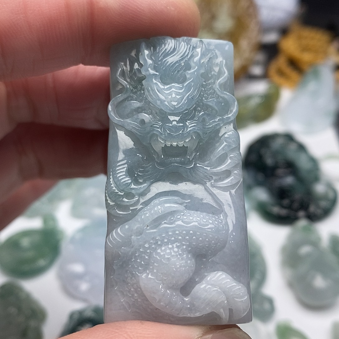 翡翠未镶嵌颈饰龙