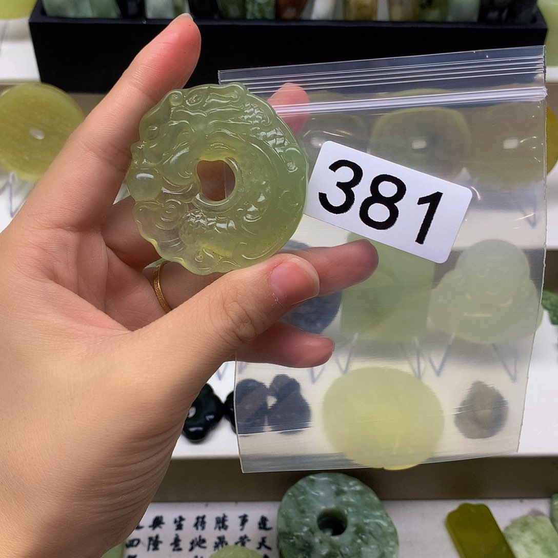 蛇纹石玉颈饰未镶嵌拂**方