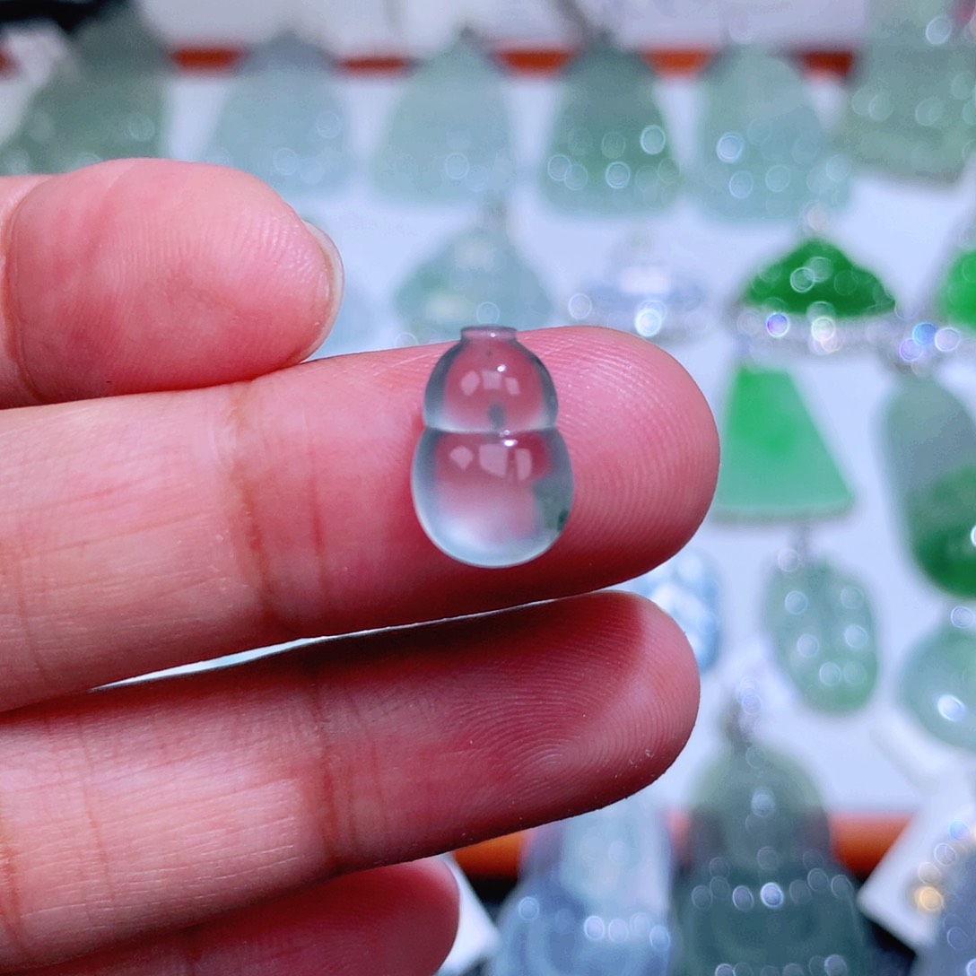 翡翠未镶嵌颈饰葫芦