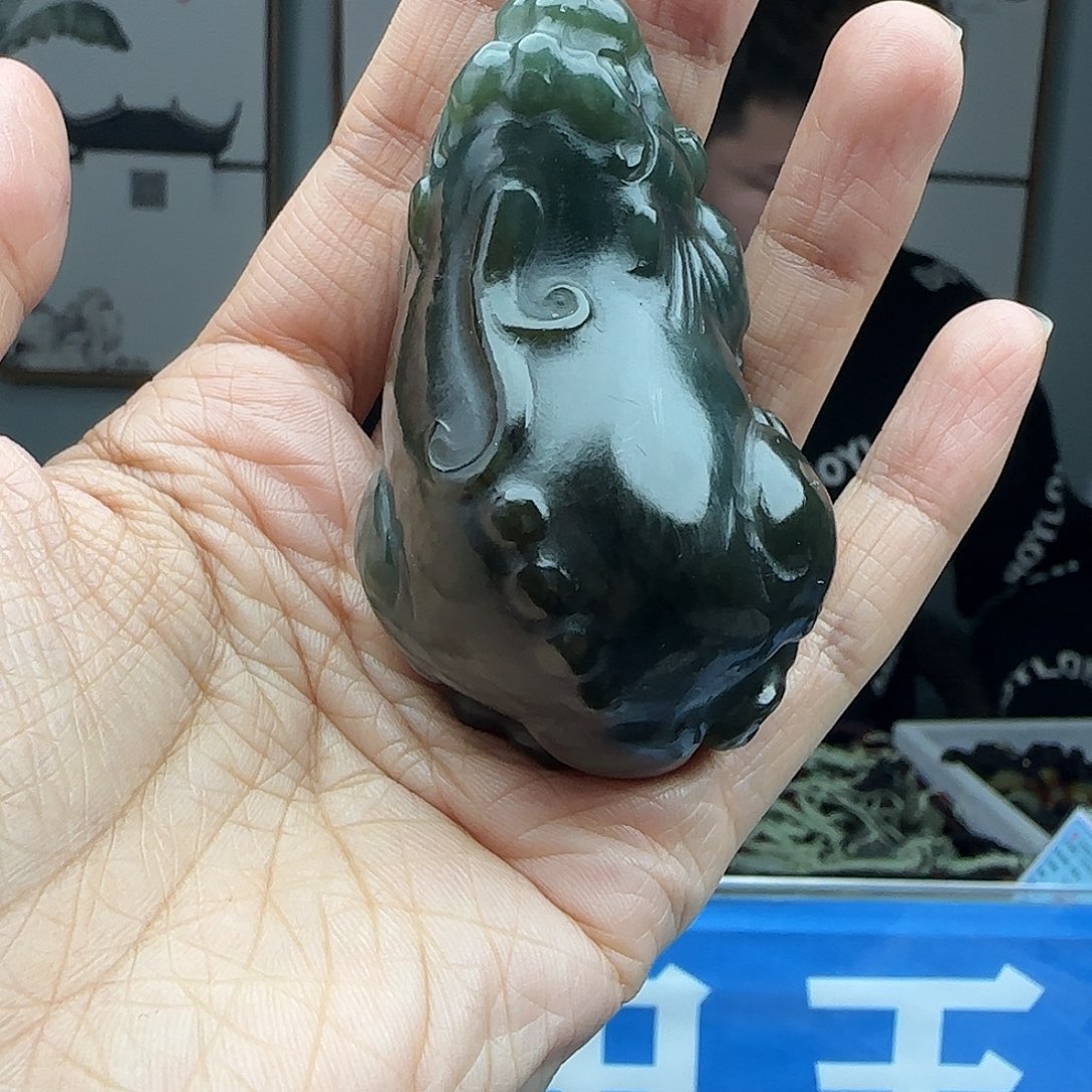 和田玉未镶嵌颈饰有裂