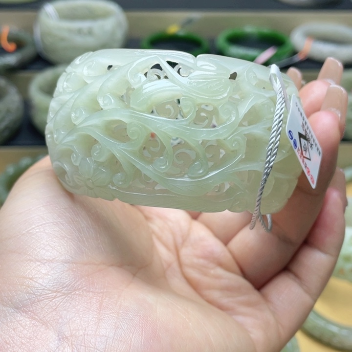 和田玉手镯62圈口。编号73未镶嵌