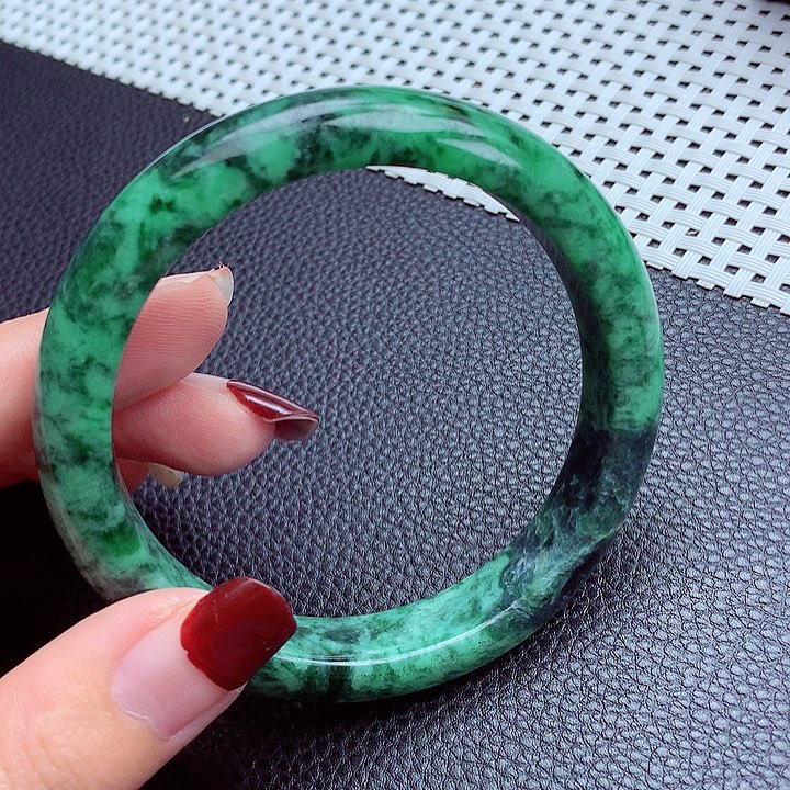 翡翠手镯未镶嵌翡翠