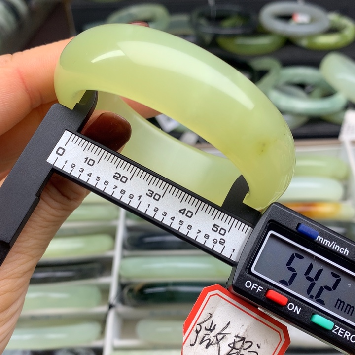 蛇纹石玉未镶嵌手镯660