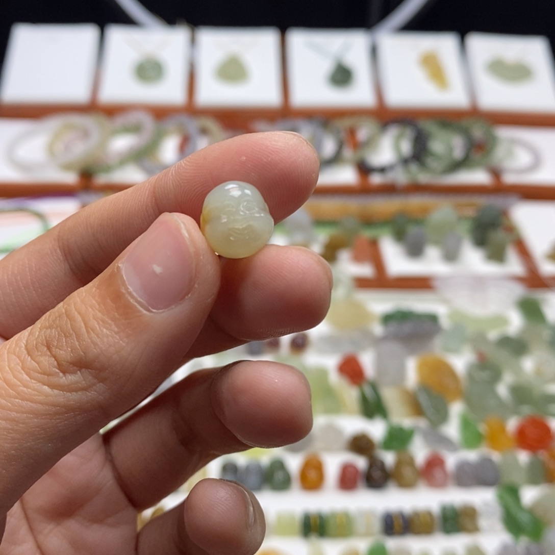 和田玉颈饰未镶嵌?