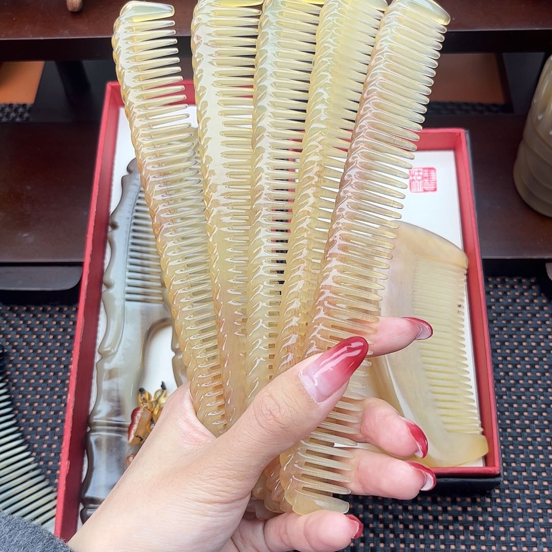 纯手工制作纯牛角梳子