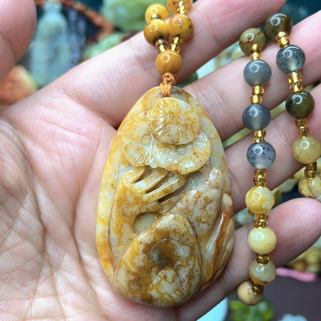 蛇纹石玉颈饰未镶嵌