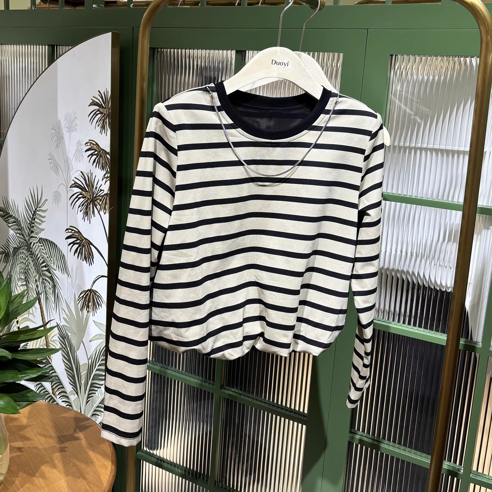 朵以2025春季新款圆领条纹长袖t恤设计感收腰短款上衣39DC335001