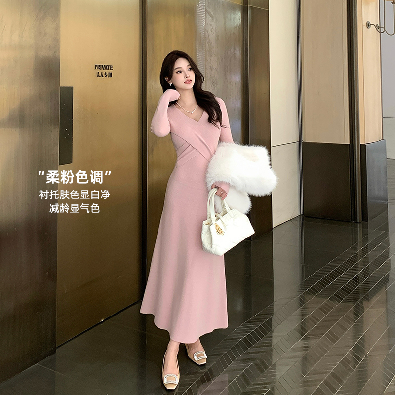 林关关【娇裹灵姿】粉色温柔显白女秋包臀裙收腰V领坑条针织连衣裙