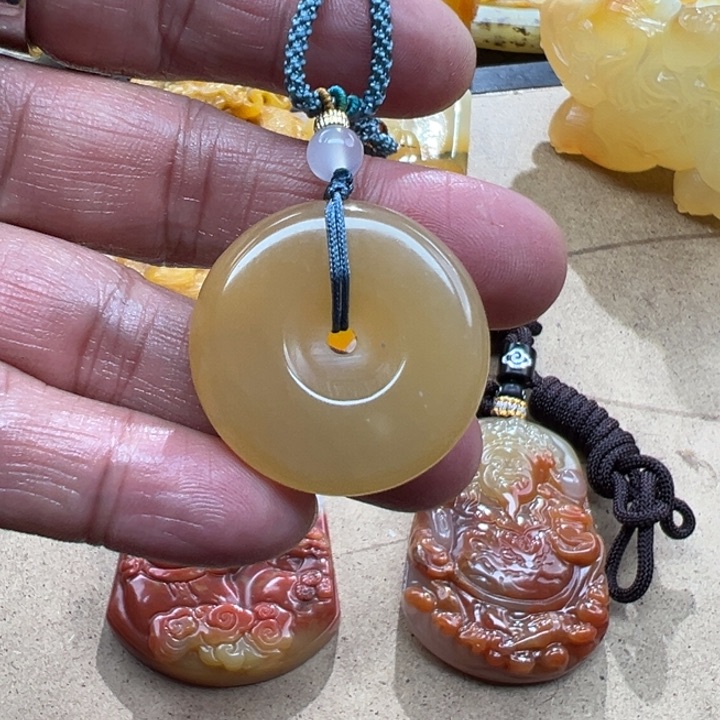 石英质玉（黄龙玉）颈饰未镶嵌