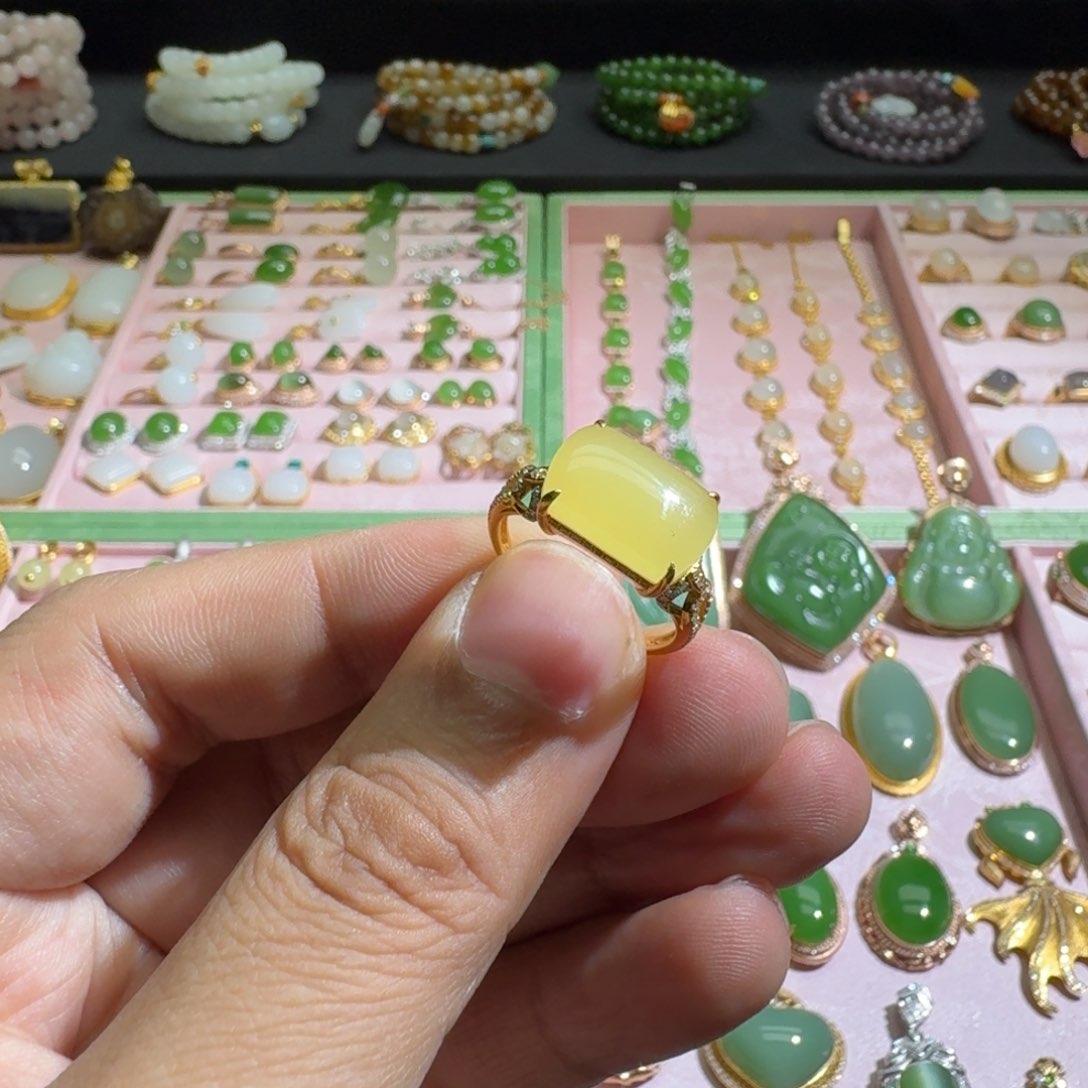 和田玉戒指18K金镶嵌黄玉戒指